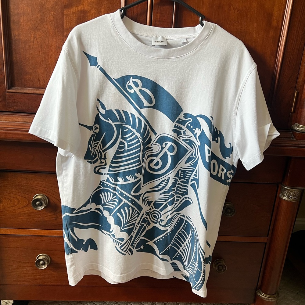 BURBERRY EKD White T-Shirt in Large. Lightly Worn. Pristine Condition.